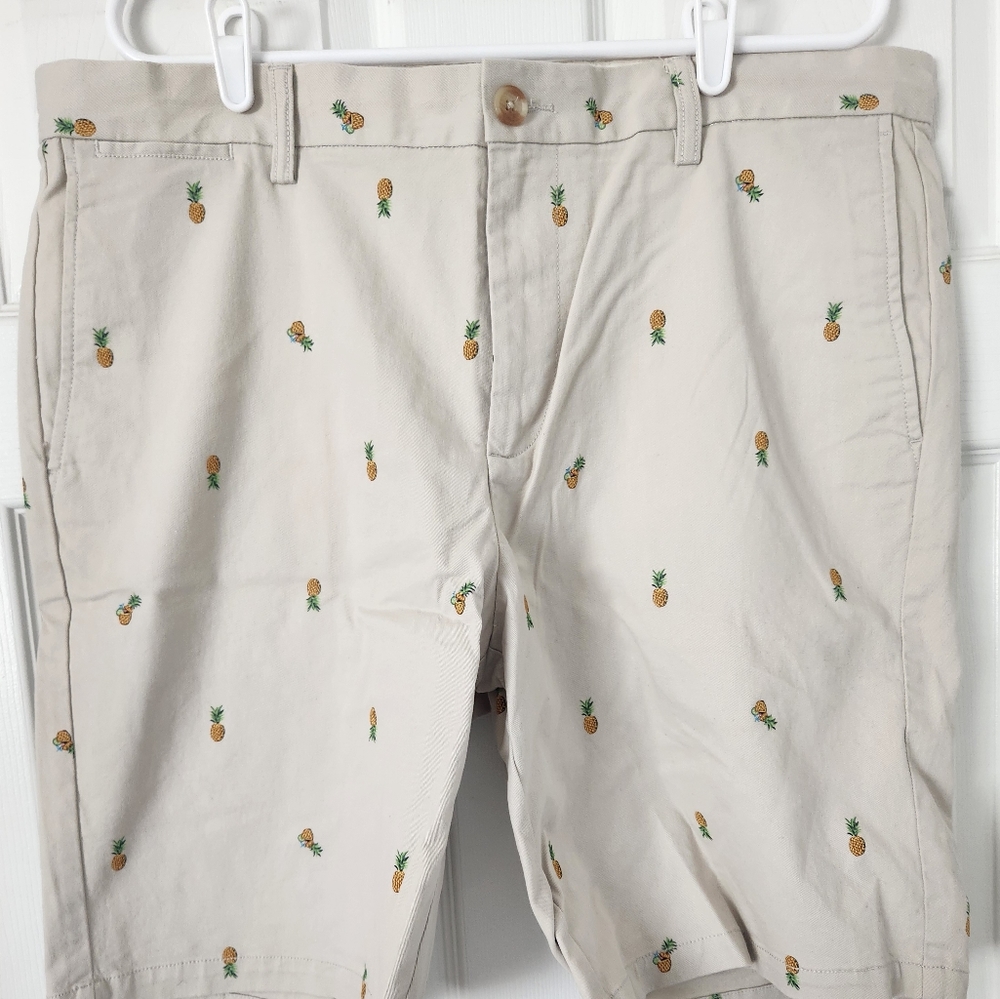 Old Navy mens shorts size 38. Tan w/ pineapples